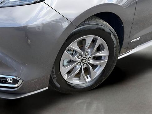 Used 2021 Toyota Sienna XLE AWD/4WD image 6