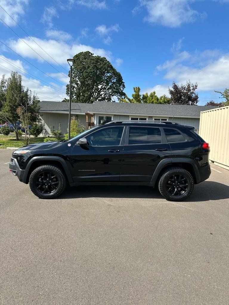 Used 2017 Jeep Cherokee Trailhawk w/ Comfort & Convenience Group AWD/4WD image 8