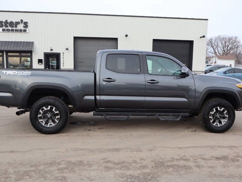 Used 2022 Toyota Tacoma TRD Off-Road image 9
