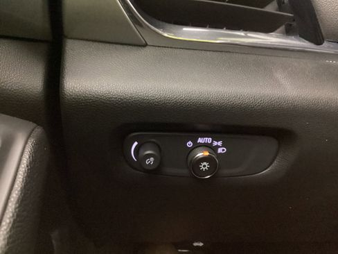 Used 2022 Chevrolet Traverse LT image 23