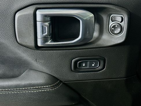 Used 2023 Jeep Wrangler Unlimited Sahara AWD/4WD image 15