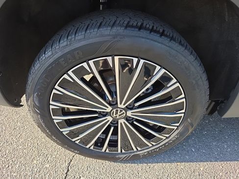 Used 2025 Volkswagen Taos SE FWD image 13