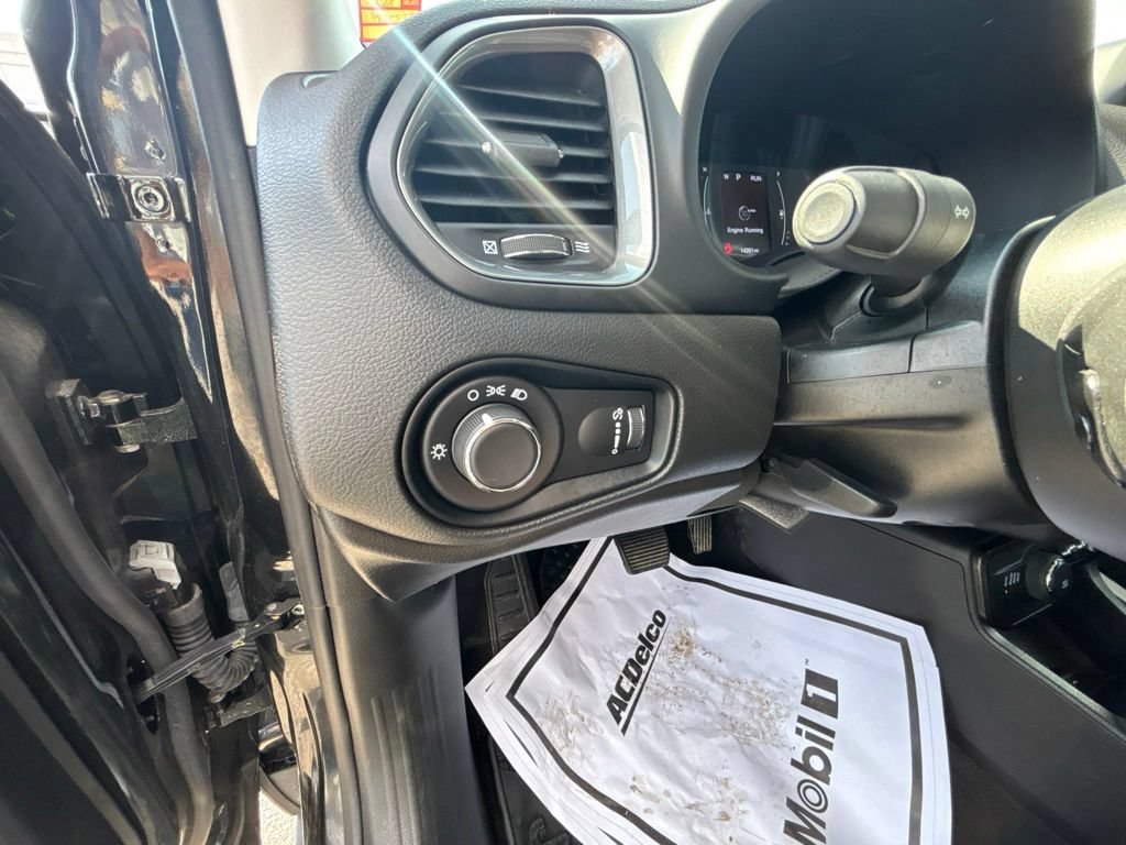 Used 2023 Jeep Renegade Latitude AWD/4WD image 19