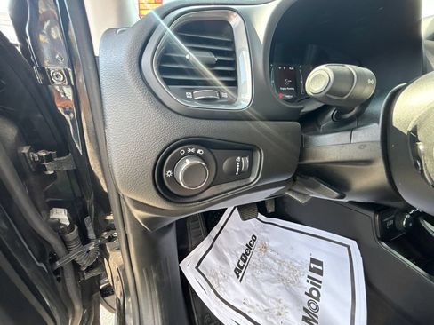Used 2023 Jeep Renegade Latitude AWD/4WD image 19
