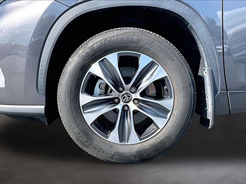Used 2021 Toyota Highlander XLE AWD/4WD image 9