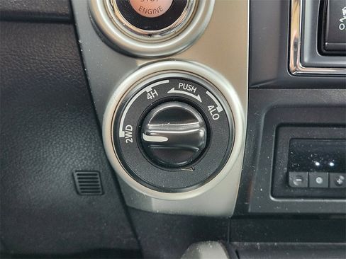 Used 2021 Nissan Titan SV w/ SV Convenience Package image 25