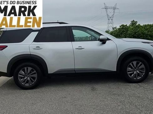 Used 2025 Nissan Pathfinder SV FWD image 9