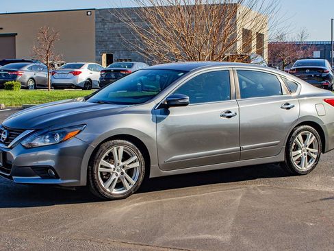 Used 2017 Nissan Altima 3.5 SL w/ 3.5SL Technology Package image 4