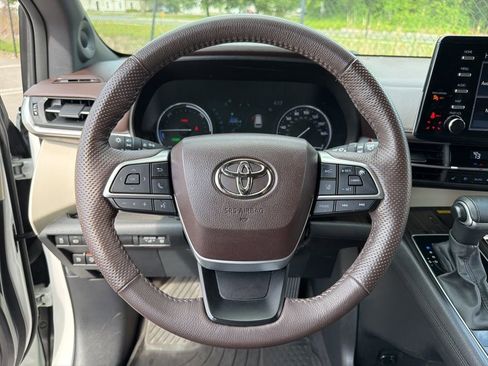 Used 2023 Toyota Sienna Platinum AWD/4WD image 17