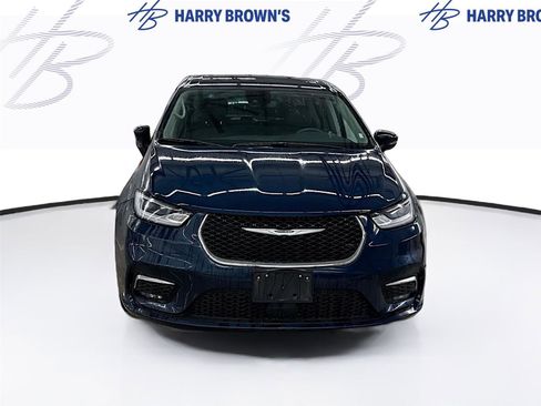 Used 2023 Chrysler Pacifica Touring-L image 6