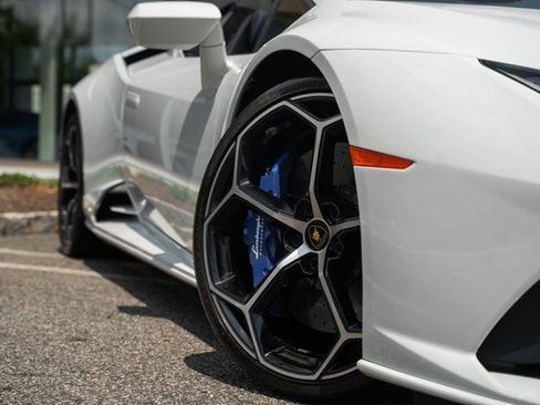 Used 2020 Lamborghini Huracan EVO image 14