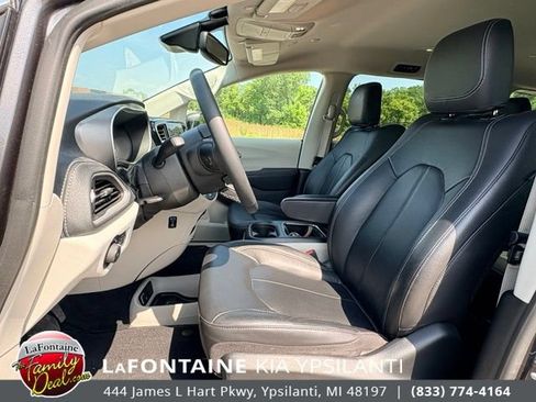 Used 2022 Chrysler Pacifica Touring-L w/ Uconnect Theater Family Group FWD image 9