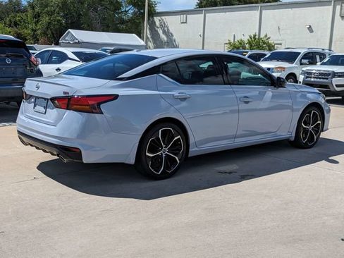 Used 2024 Nissan Altima 2.5 SR w/ SR Premium Package FWD image 5