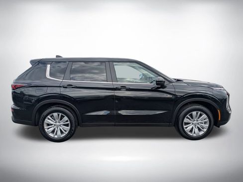New 2026 Mitsubishi Outlander ES FWD image 2