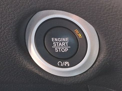 Used 2025 Chrysler Pacifica Limited FWD image 24