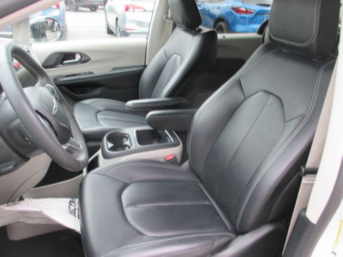 Used 2024 Chrysler Pacifica Touring-L FWD image 14