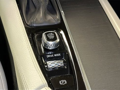 Used 2020 Volvo XC90 T6 Momentum w/ Protection Package Premier image 25