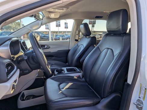 Used 2024 Chrysler Pacifica Touring-L image 15