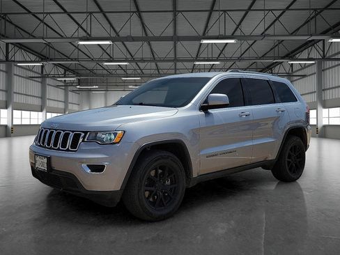 Used 2021 Jeep Grand Cherokee Laredo image 1