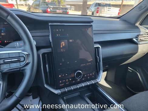 Used 2025 GMC Acadia Elevation image 24