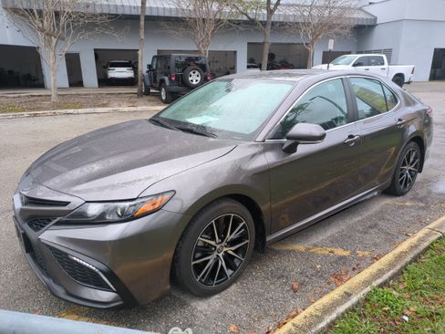 Used 2023 Toyota Camry SE image 9
