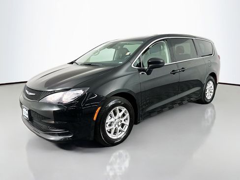 Used 2023 Chrysler Voyager LX image 4