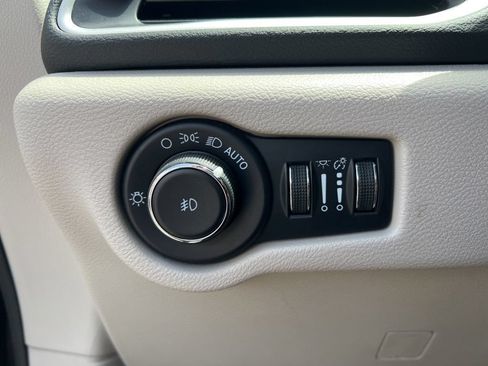 Used 2023 Chrysler Pacifica Touring-L FWD image 30