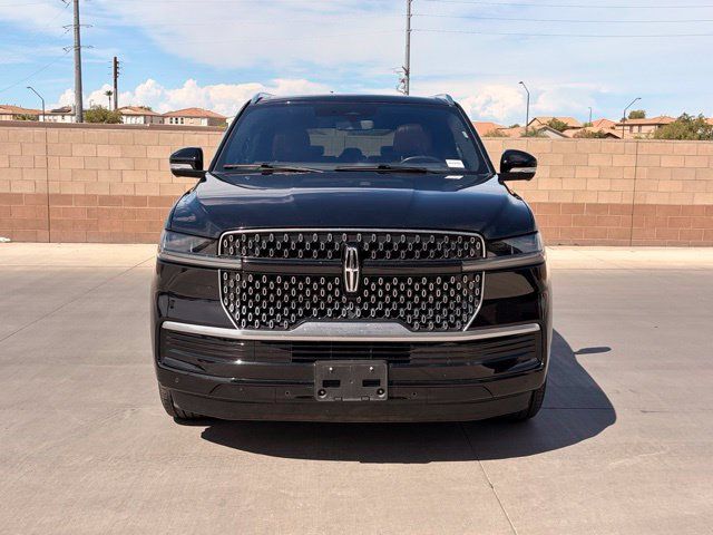 Used 2025 Lincoln Navigator Reserve AWD/4WD image 2
