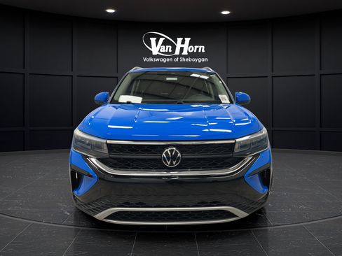 Used 2023 Volkswagen Taos SE w/ Panoramic Sunroof Package AWD/4WD image 2