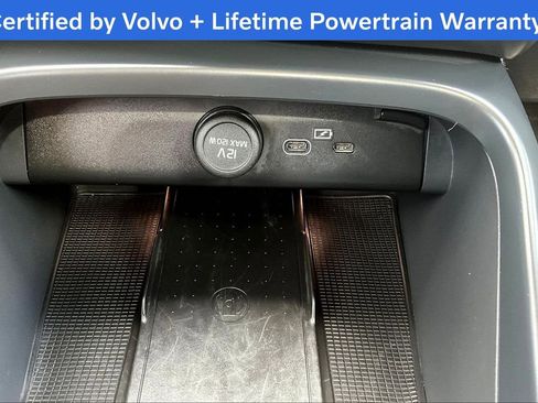 Certified 2025 Volvo XC40 B5 Core image 32