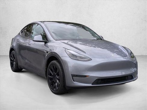 Used 2025 Tesla Model Y Long Range image 3