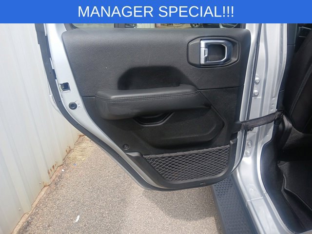Used 2023 Jeep Wrangler Unlimited Sahara AWD/4WD image 15