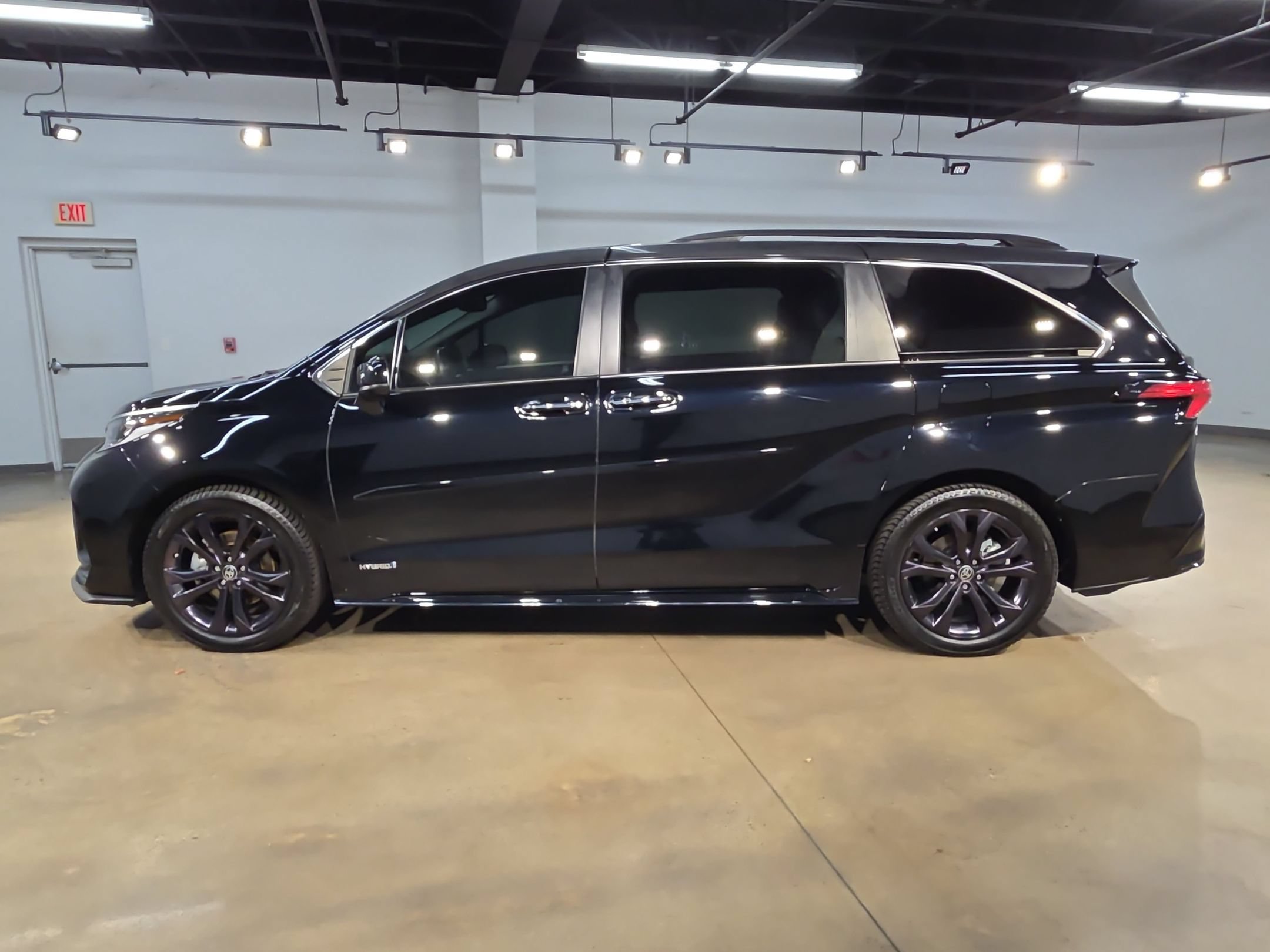 Used 2021 Toyota Sienna XSE FWD image 4