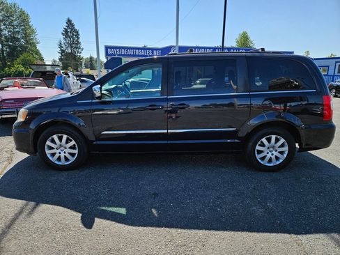 Used 2011 Chrysler Town & Country Touring-L w/ Entertainment Group #2 FWD image 2