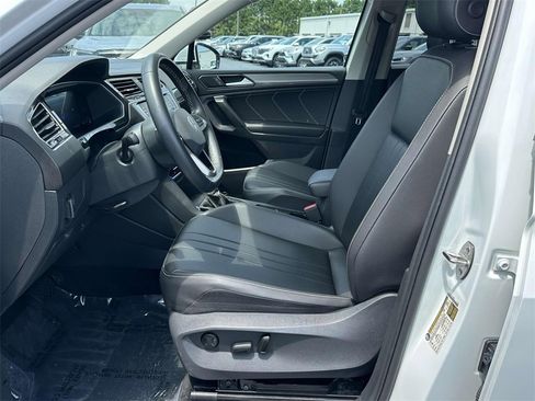 Used 2024 Volkswagen Tiguan SE image 4