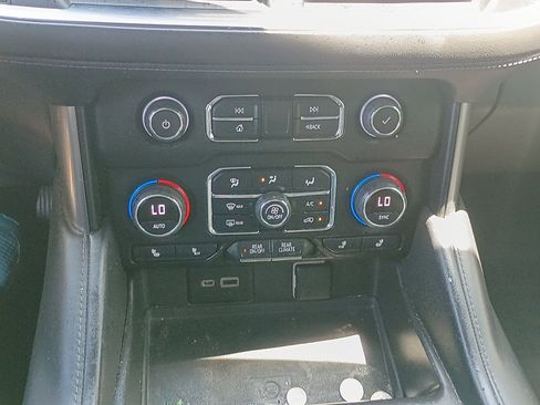 Used 2022 Chevrolet Suburban LT AWD/4WD image 22