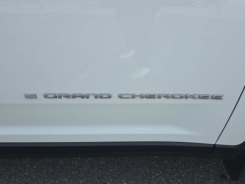 Used 2025 Jeep Grand Cherokee Laredo X image 7