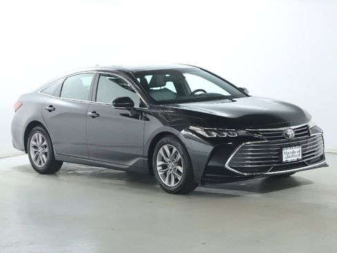 Used 2019 Toyota Avalon XLE w/ Moonroof Package image 9