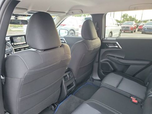 Used 2025 Mitsubishi Outlander ES image 15