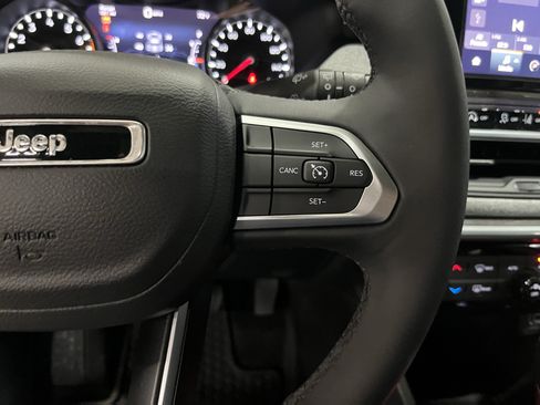 Certified 2025 Jeep Compass Latitude w/ Sun & Sound Group AWD/4WD image 22
