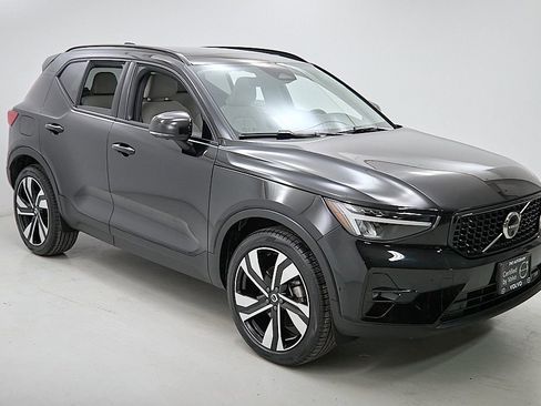 Certified 2023 Volvo XC40 B5 Ultimate w/ Protection Package Premier image 4