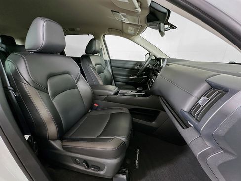 Used 2024 Nissan Pathfinder SL image 32