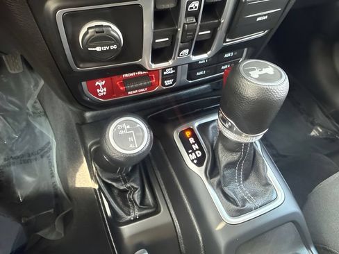 Used 2025 Jeep Wrangler Unlimited Rubicon w/ Convenience Group AWD/4WD image 16