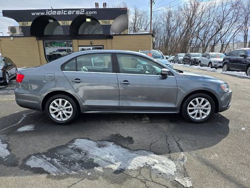 Used 2013 Volkswagen Jetta SE FWD image 2