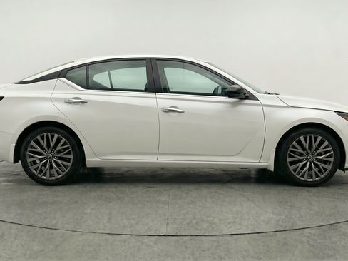 Used 2025 Nissan Altima 2.5 SV FWD image 11