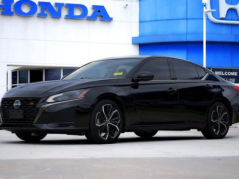 Used 2023 Nissan Altima 2.5 SR image 1