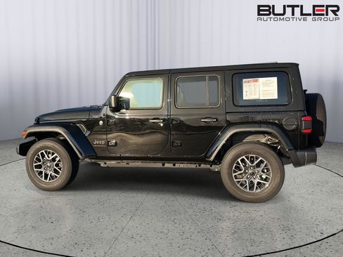 Used 2025 Jeep Wrangler Unlimited Sahara AWD/4WD image 3