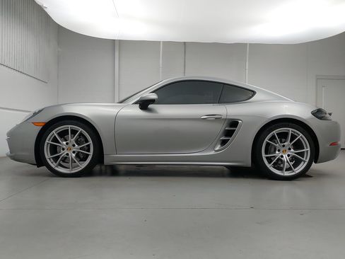 Certified 2025 Porsche 718 Cayman RWD image 2