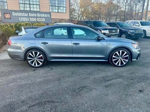 Used 2018 Volkswagen Passat GT image 2