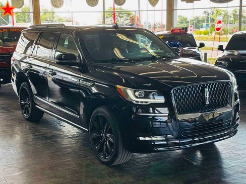 Used 2023 Lincoln Navigator Reserve w/ Monochromatic Package AWD/4WD image 1